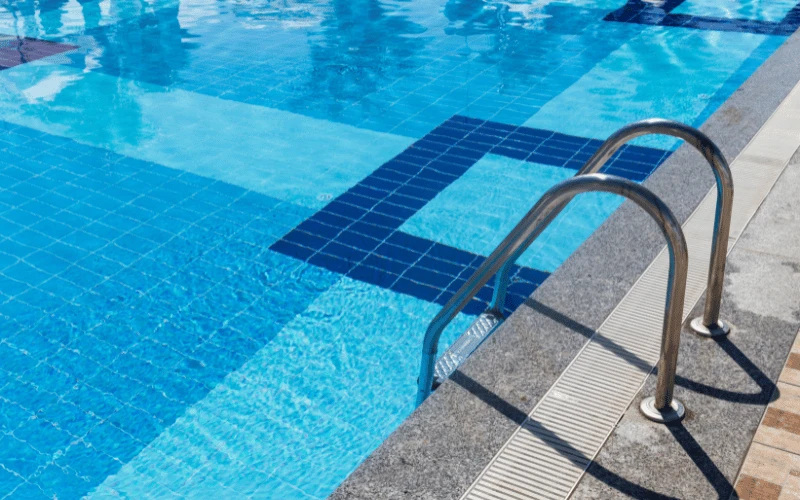 Poolbau St Pölten-Poolbau-Kreativ-Gestalteter-Quarzit-Pool